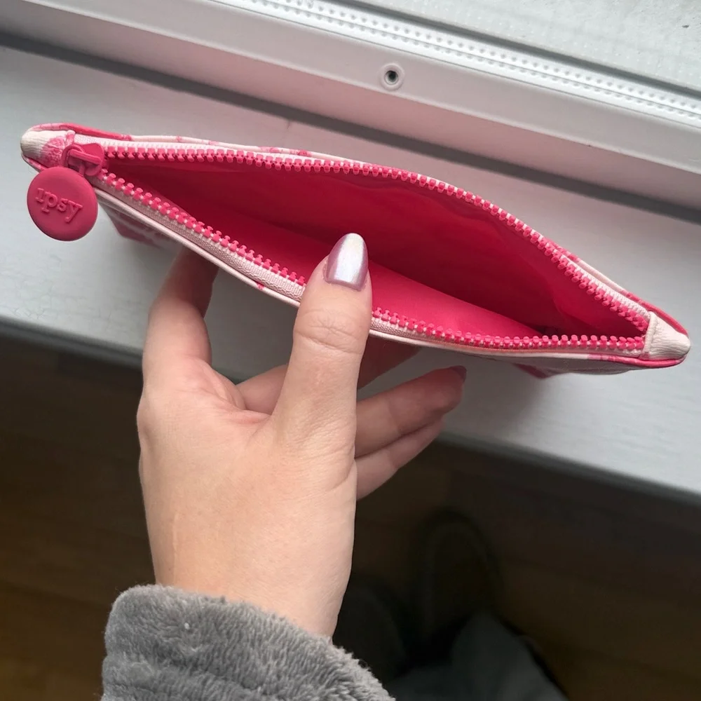 Ipsy kiss lips bag 💋